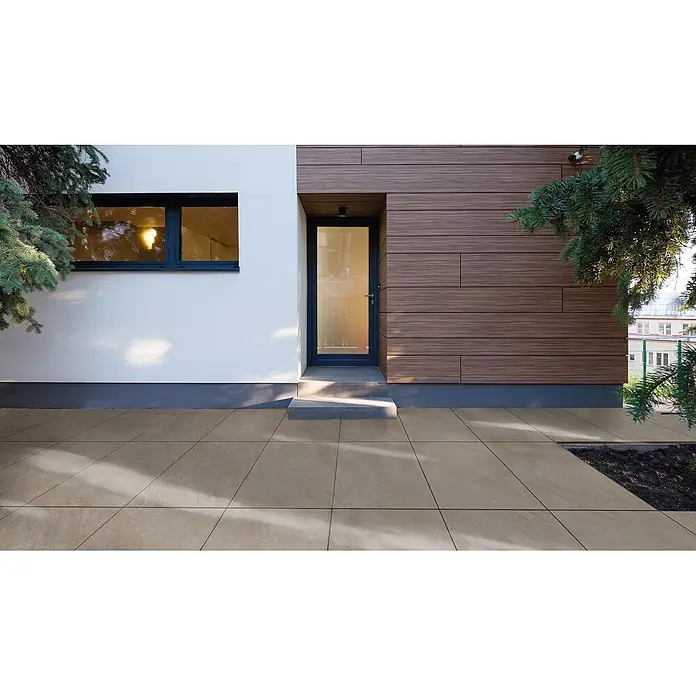 Feinsteinzeug in beiger Steinoptik 60x60, 20 mm, rutschhemmend -  - Beige, quadratische Outdoor-Pflasterplatten bilden eine Terrasse vor einem modernen Hauseingang.
