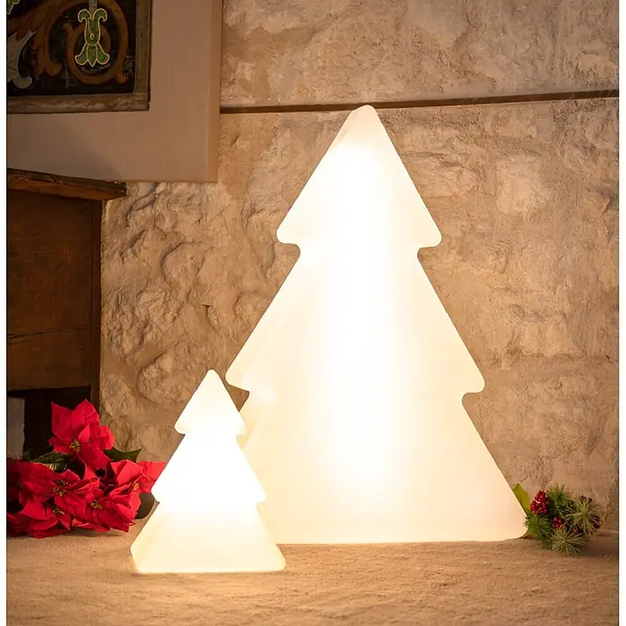 New Garden Árbol de Navidad de LEDs Pinus - Para exterior, 160 cm, 1 ud., Color de luz: Blanco neutro, Funcionamiento en red - Dos lámparas de árbol de Navidad blancas translúcidas iluminadas, una grande y otra pequeña, decorando un ambiente rústico con pascueros.