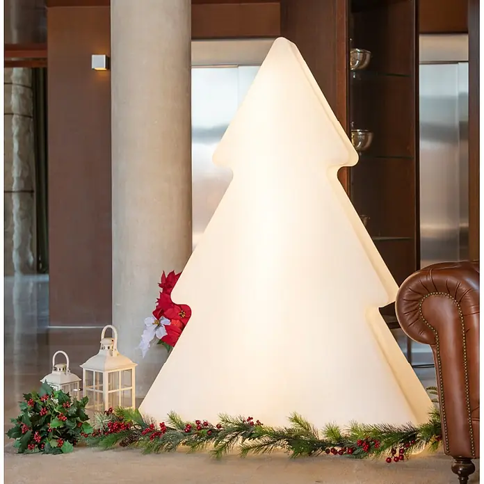 New Garden Árbol de Navidad de LEDs Pinus - Para exterior, 160 cm, 1 ud., Color de luz: Blanco neutro, Funcionamiento en red - Lámpara grande de árbol de Navidad blanco y brillante en un ambiente festivo, rodeada de guirnaldas y faroles.