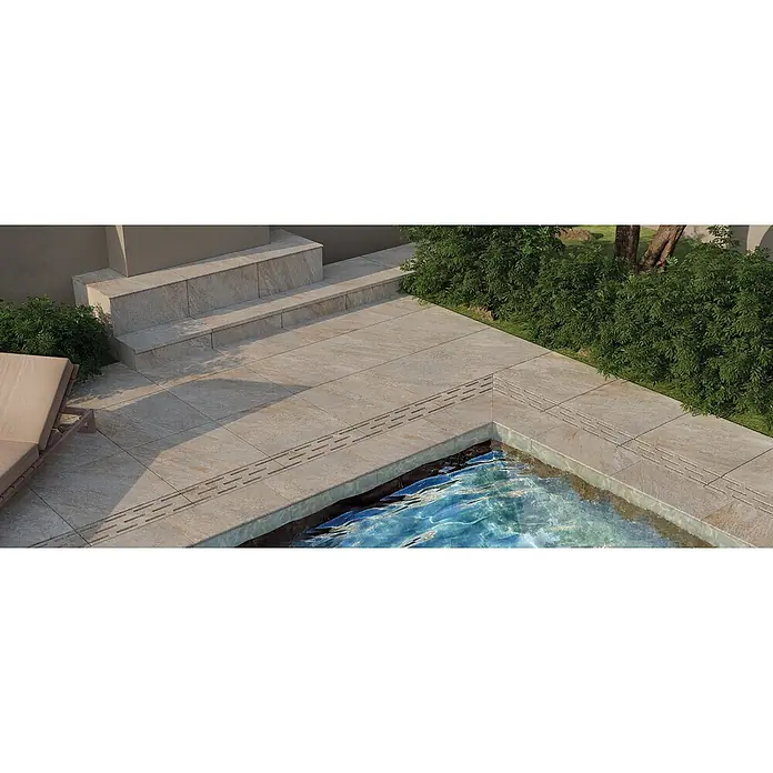 Feinsteinzeug in beiger Steinoptik 60x60, 20 mm, rutschhemmend -  - Beige Outdoor-Pflasterplatten mit integrierten linearen Entwässerungsrosten umgeben einen Pool und Stufen.