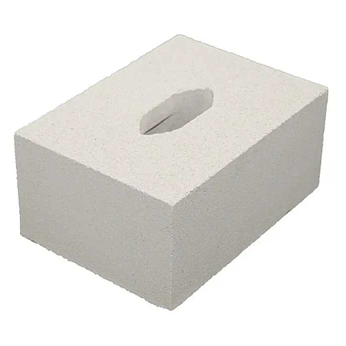 Kalksandstein Lochstein 3DF - 24 x 17,5 x 11,3 cm - Nahaufnahme eines rechteckigen, porösen, weißen Ziegels mit einem ovalen Loch in der Mitte, isoliert auf Weiß.