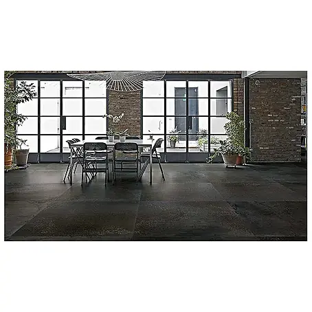 Feinsteinzeug in schwarzer Betonoptik 120x120 - Italienische Fliesen