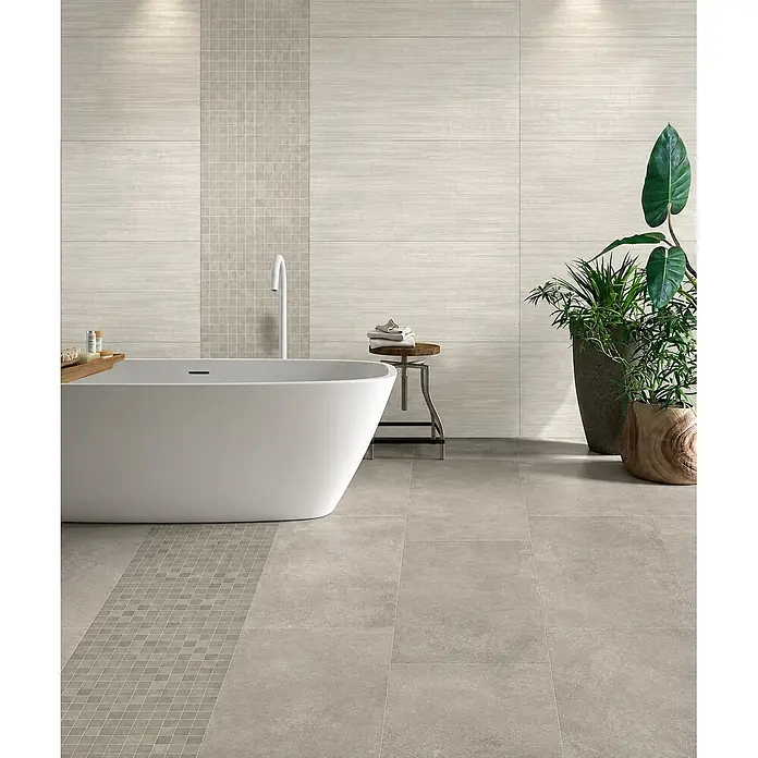 Feinsteinzeug Wandfliese in gebürsteter moderner weißer - Ital. Fliesen -  - Helle beige strukturierte Badfliesen und Mosaikakzente an Wänden und Boden in einem modernen Bad.