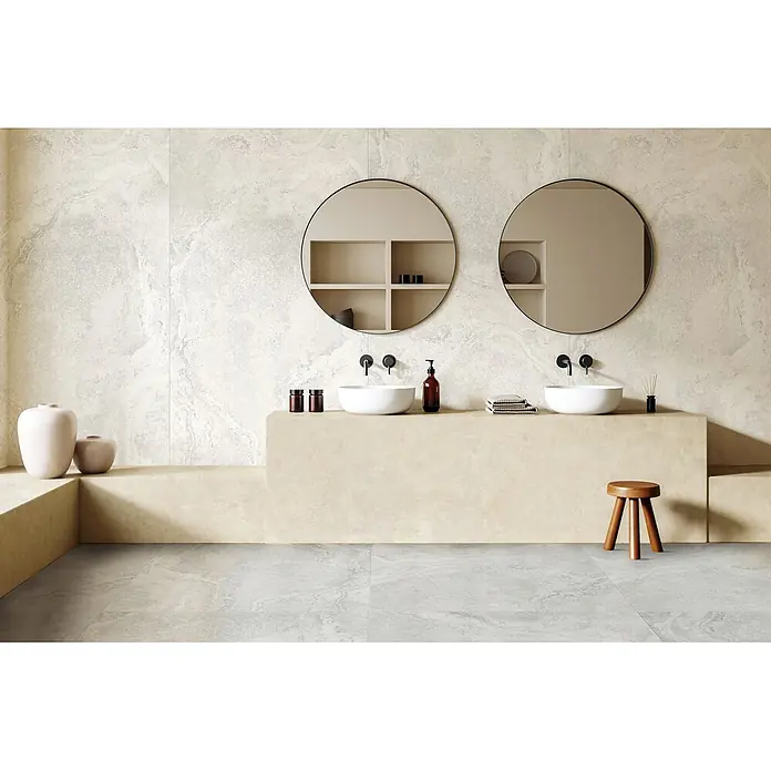 Design-Feinsteinzeug Weiß matt 120x120 - Italienische Fliesen -  - Ein modernes Badezimmer mit hellbeigem Waschtisch, zwei Waschbecken, runden Spiegeln und passenden strukturierten Wänden und Böden.