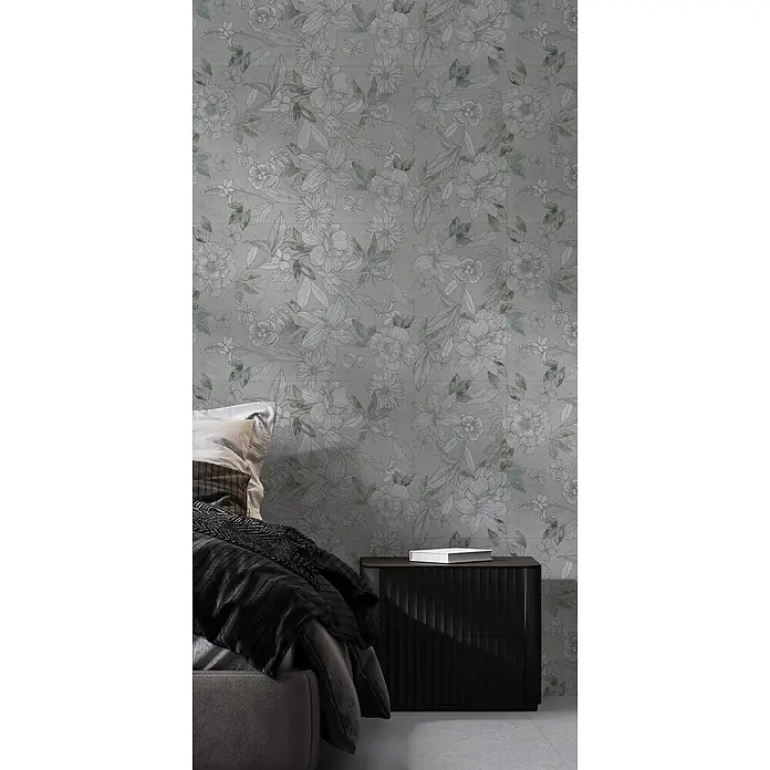 Dekorierte Wandfliese aus Feinsteinzeug 06 60x120 - Italienische Fliesen -  - Graue Wandfliesen mit weißem und grünem handgezeichnetem Blumenmuster in einem Schlafzimmer, neben einem schwarzen Nachttisch.