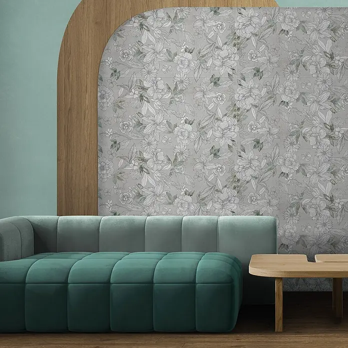 Dekorierte Wandfliese aus Feinsteinzeug 06 60x120 - Italienische Fliesen -  - Graue Wandfliesen mit weißem und grünem Blumenmuster, als Akzentwand hinter einem modularen grünen Sofa.