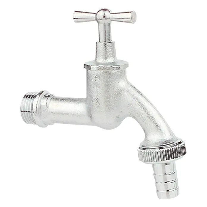 Auslaufventil - ½″, Verchromt, Matt - Eine Nahaufnahme eines silbernen Wasserhahns mit einem Kreuzgriff oben und einem gerippten Auslauf unten.