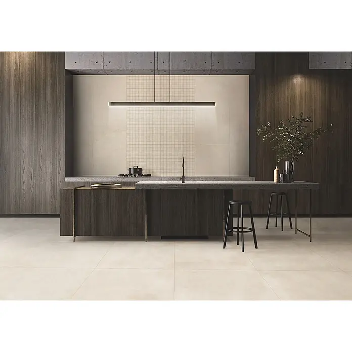 Feinsteinzeug in moderner elfenbeinfarbener Betonoptik 60x120 -  - Hellbeige großformatige Fliesen auf modernem Küchenboden und Spritzschutz, minimalistischer Look.