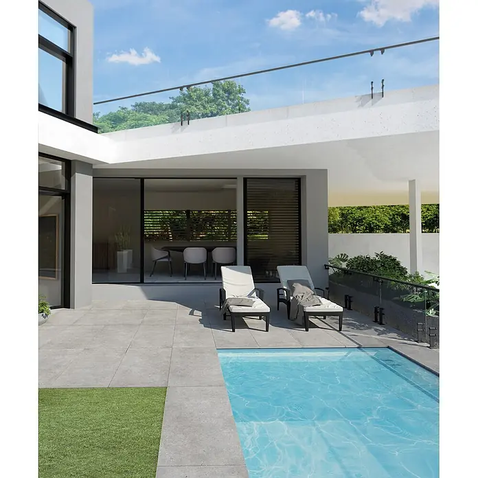 Feinsteinzeug in grauer aschgrauer Betonoptik 60x60 - Italienische Fliesen -  - Moderner Außenwohnbereich mit Pool, Liegestühlen und Terrasse, der zeitgenössisches Design und Komfort zeigt.