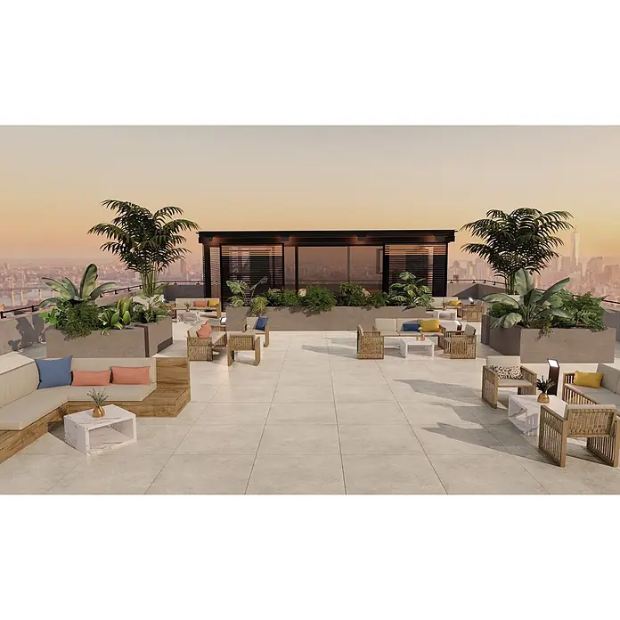 Feinsteinzeug in grauer aschgrauer Betonoptik 60x60 - Italienische Fliesen -  - Geräumige Dachterrasse mit modernen Outdoor-Loungemöbeln, hellen Polstern und Holzrahmen, umgeben von üppigen Pflanzgefäßen.