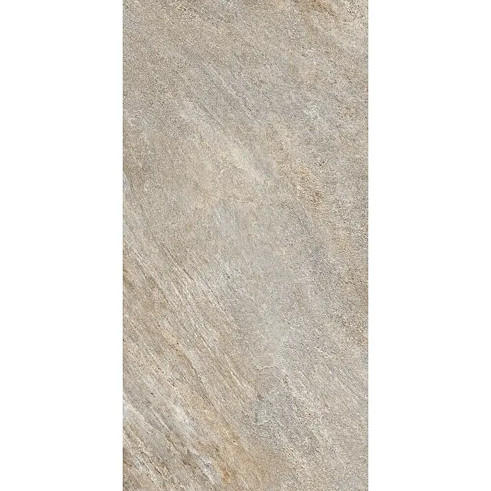 Feinsteinzeug in grauer Steinoptik 60x120, 20 mm, rutschhemmend -  - Helle beigegraue Natursteinoberfläche mit strukturierten, diagonalen Streifen, ideal für moderne Böden oder Wandverkleidungen.