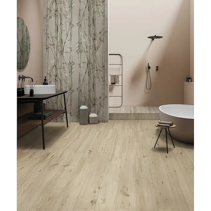 Feinsteinzeug in roher matter weißer Holzoptik 20x120 - Ital. Fliesen -  - Modernes Badezimmer mit hellem Holzoptik-Dielenboden, weißem Waschtisch, gemusterter Akzentwand und Dusch-/Badewannenbereich.