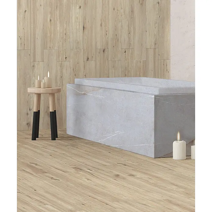 Feinsteinzeug in roher matter weißer Holzoptik 20x120 - Ital. Fliesen -  - Graue Marmorbadewanne in einem modernen Badezimmer mit Holzfußboden und Wänden, beleuchtet von Kerzen.
