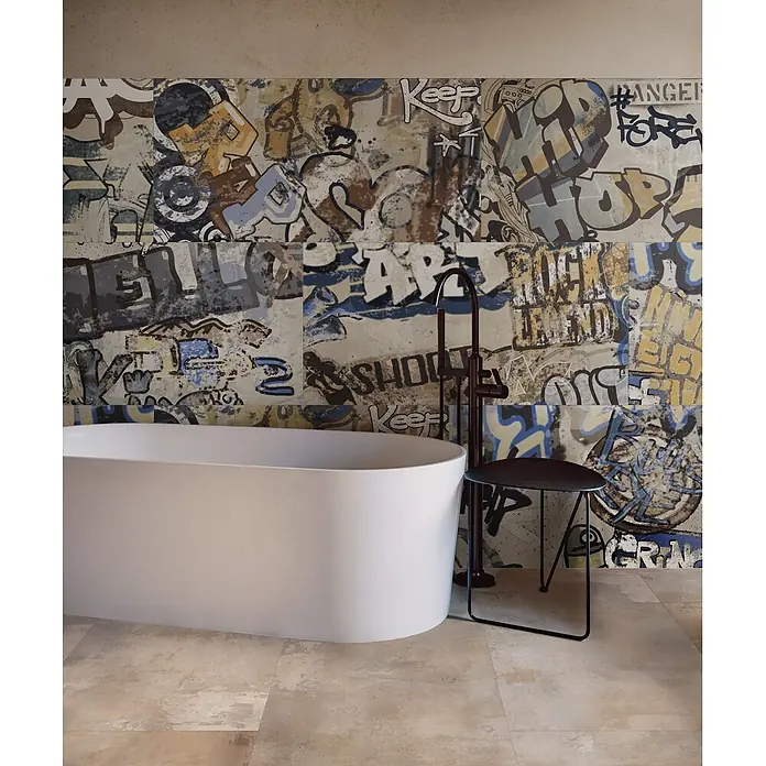 Dekorierte Graffiti-Feinsteinzeug Wandfliese in Beige 60x120, -  - Badezimmer mit Graffiti-Wandfliesen, einer weißen freistehenden Badewanne und einer dunklen Standarmatur.