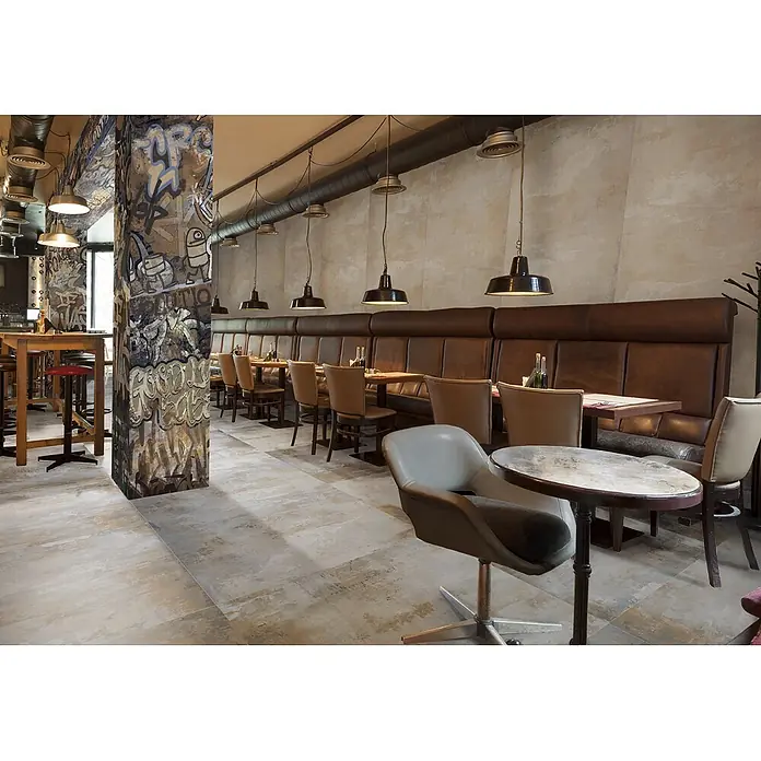 Dekorierte Graffiti-Feinsteinzeug Wandfliese in Beige 60x120, -  - Strukturierte Bodenfliesen in Beige und Grau in einem modernen Restaurantambiente.