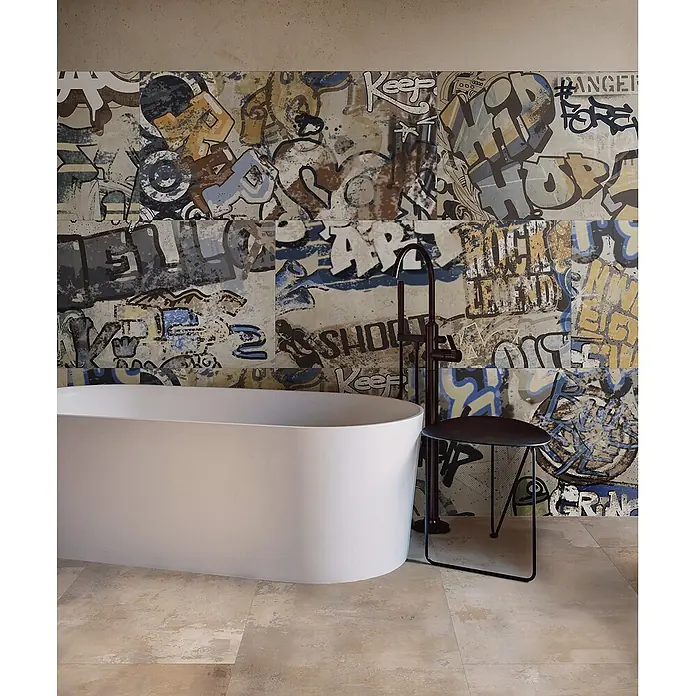 Dekorierte Graffiti-Feinsteinzeug Wandfliese in Beige 60x120, -  - Weiße freistehende Badewanne in einem modernen Bad mit Graffiti-Fliesen.