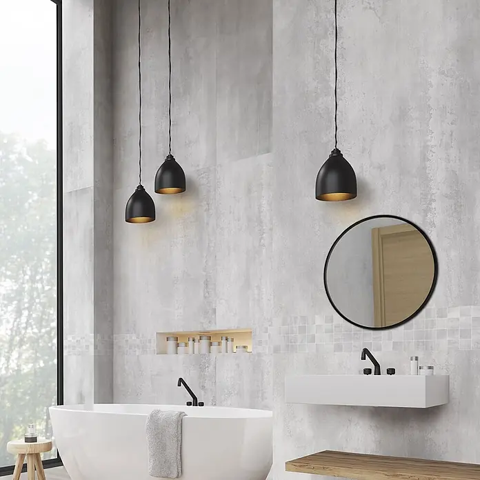 Design-Feinsteinzeug in Weiß 120x120 - Italienische Fliesen -  - Ein modernes Badezimmer mit hellgrauen Fliesen, freistehender Wanne, schwebendem Waschtisch und schwarzen Armaturen, akzentuiert durch Mosaikfliesen und Pendelleuchten.