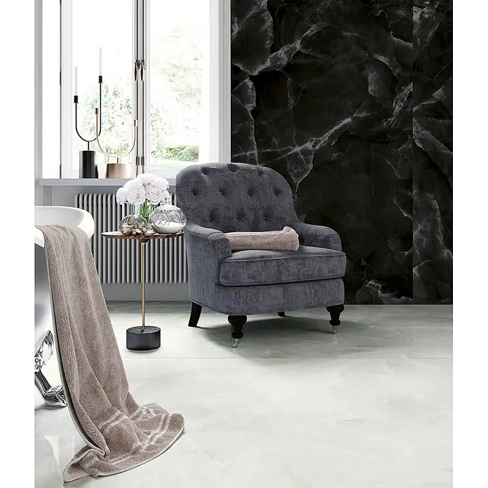 Feinsteinzeug in glänzender schwarzer Marmoroptik 30x60 - Ital. Fliesen -  - Luxuriöses Badezimmer mit dramatischen schwarzen Marmor-Wandfliesen und hellen Bodenfliesen für einen eleganten Kontrast.
