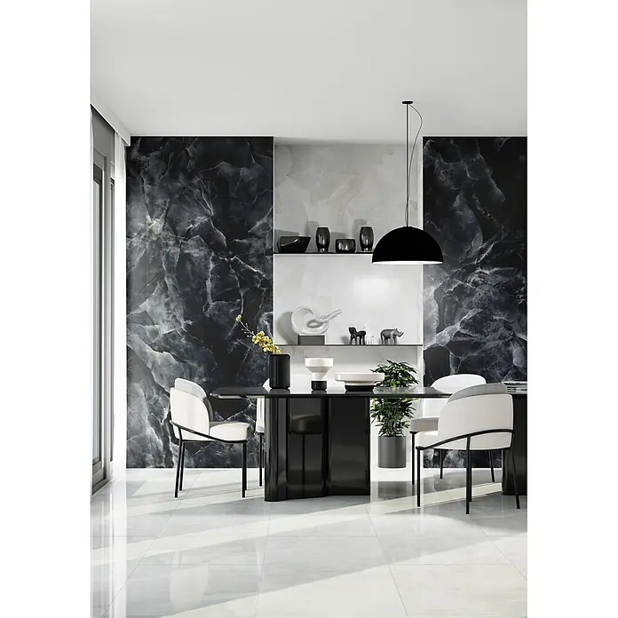 Feinsteinzeug in glänzender schwarzer Marmoroptik 30x60 - Ital. Fliesen -  - Moderner Essbereich mit markanten schwarzen Marmorwänden, hellem polierten Boden, schwarzem Tisch und weißen Stühlen.