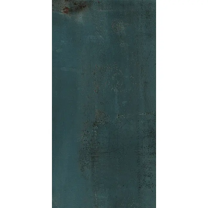 Feinsteinzeug in oxidierter grüner Metalloptik 60x120 - Ital. Fliesen -  - Dunkle türkisblaue, stark verrostete und abgenutzte Metalloberfläche mit Kratzern und Oxidation.