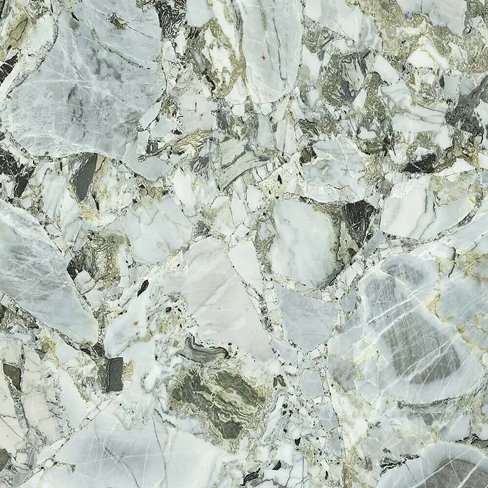 Feinsteinzeug in matter weißer Marmoroptik 120x120 - Italienische Fliesen -  - Brekzie-Marmor in Weiß, Grau und Schwarz mit unregelmäßigen Fragmenten und erdigen Äderungen.
