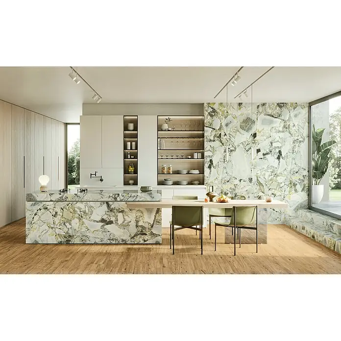 Feinsteinzeug in matter weißer Marmoroptik 120x120 - Italienische Fliesen -  - Moderne offene Küche mit markanter Marmorinsel und Wand, hellem Holzboden und integriertem Essbereich.
