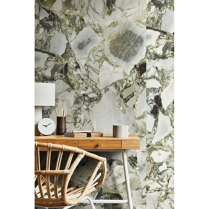 Feinsteinzeug in matter weißer Marmoroptik 120x120 - Italienische Fliesen -  - Marmoreffekt-Wandfliesen in Weiß, Grün und Braun, die eine luxuriöse und elegante Kulisse für einen modernen Arbeitsplatz bilden.