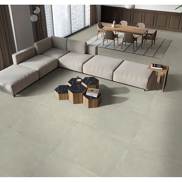 Feinsteinzeug in zeitgenössischer eisweißer Betonoptik 80x80 -  - Hellgraue Bodenfliesen in einem modernen Wohn- und Esszimmer.