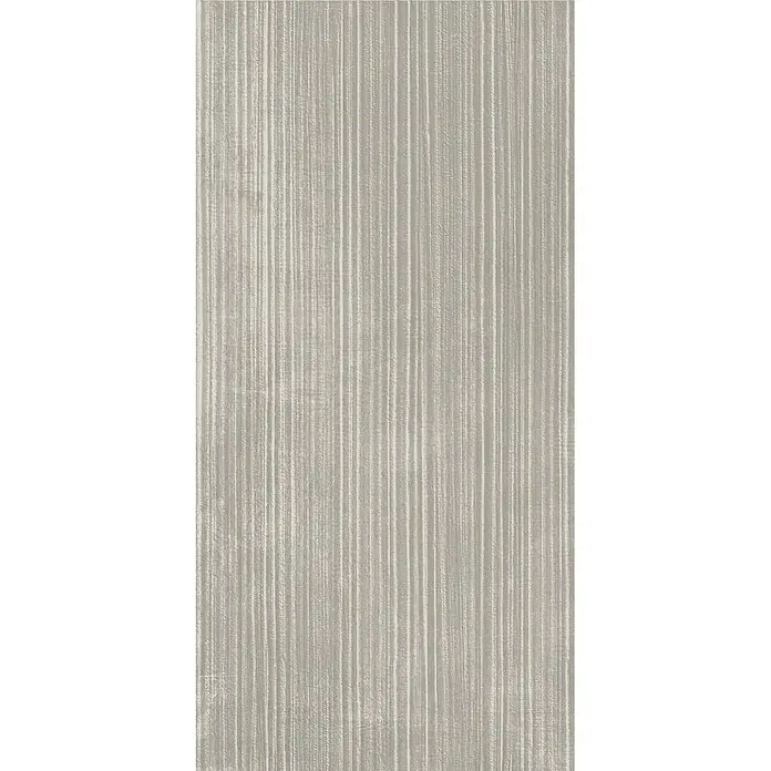 Feinsteinzeug Wandfliese in gebürsteter moderner hellgrau - Ital. Fliesen -  - Helle graue Textur mit vertikalen, gebürsteten Linien, ideal für Tapeten oder Wandpaneele.