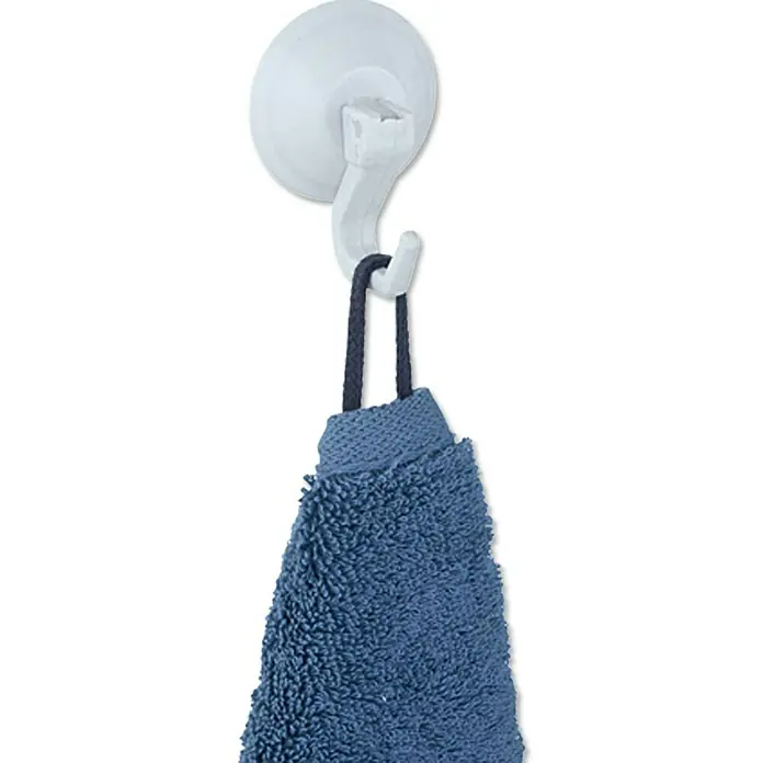 Wenko Hebelsaughaken - Durchmesser: 4 cm, 2 Stk., Weiß - Ein saugnapfbefestigter Haken mit einem blauen Handtuch, ideal für Badezimmer oder Küche, um Handtücher ordentlich und griffbereit zu halten.