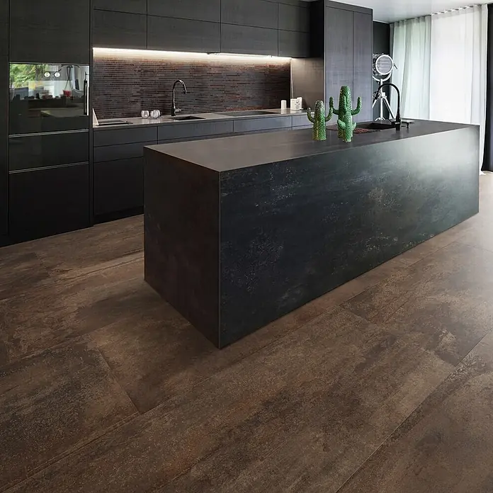 Feinsteinzeug in Corten-oxidierter Metalloptik 60x120 - Ital. Fliesen -  - Moderne Küche mit dunklen, texturierten Schränken und Insel, mit rustikalen, dunkelbraunen Bodenfliesen.