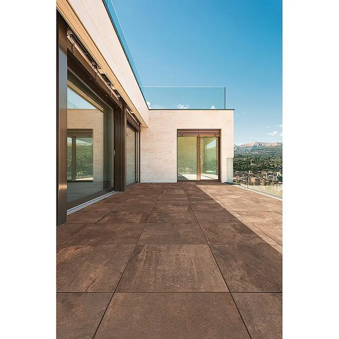 Feinsteinzeug in Corten-oxidierter Metalloptik 60x120 - Ital. Fliesen -  - Große, witterungsbeständige braune Outdoor-Fliesen auf einer modernen Terrasse.