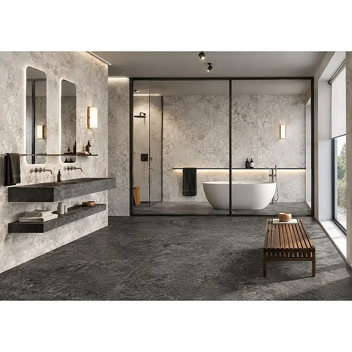 Feinsteinzeug in Pure schwarzer Steinoptik 60x60 - Italienische Fliesen -  - Modernes Badezimmer mit hellgrauen Terrazzowänden, dunkelgrauem Boden, Doppelwaschtisch, Duschkabine und freistehender Badewanne.
