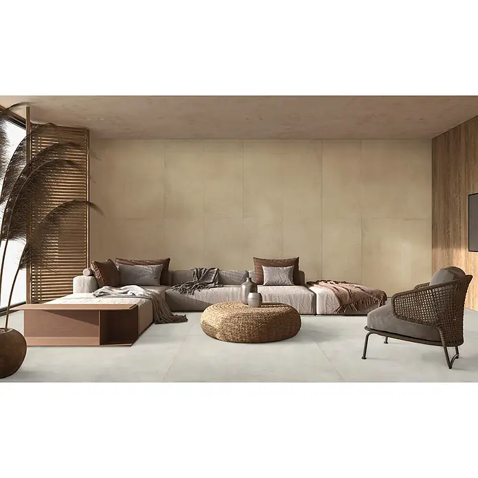 Feinsteinzeug in gewachster elfenbeinfarbener Betonoptik 80x80 -  - Große hellbeige Wandfliesen und hellgraue Bodenfliesen in einem modernen Wohnzimmer.