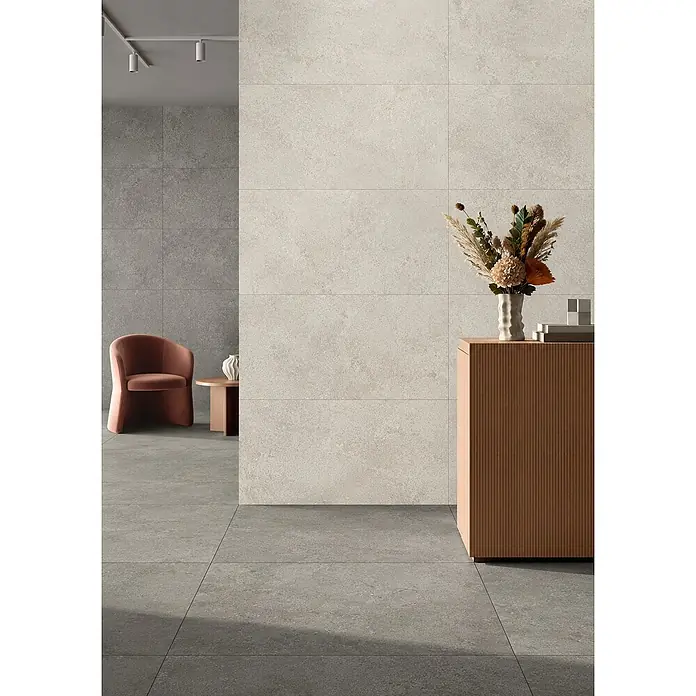 Feinsteinzeug strukturierter elfenbein Betonoptik 30x60 - Ital. Fliesen -  - Modernes Interieur mit großformatigen Fliesen in Steinoptik in hellen und dunklen Grautönen an Wänden und Boden.