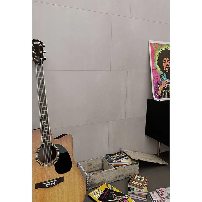 Feinsteinzeug in zeitgenössischer grauer Betonoptik 60x60 - Ital. Fliesen -  - Hellgraue, matte Betonoptik Wandfliesen in einem modernen Interieur.