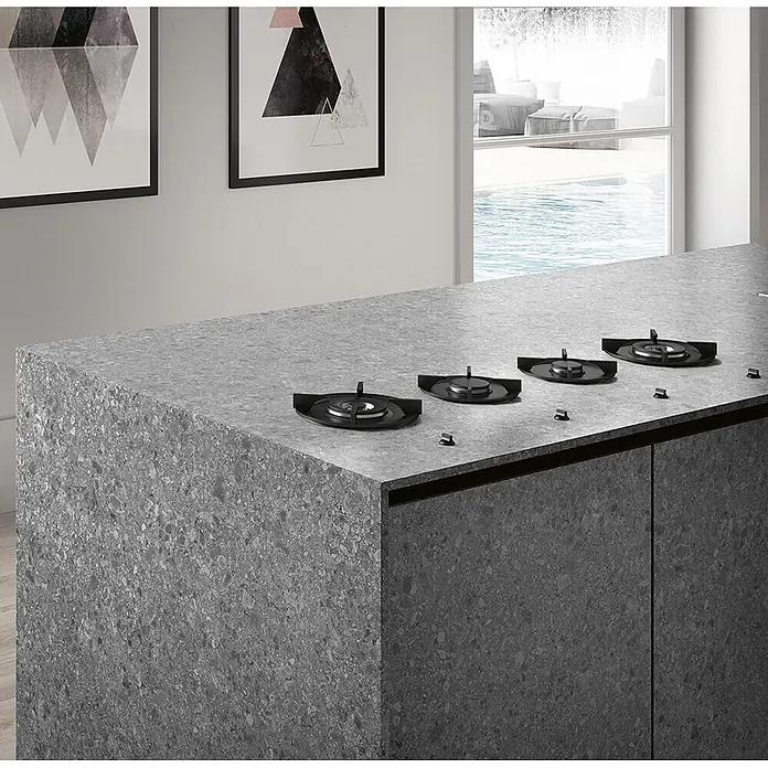 Feinsteinzeug in beiger Holzoptik 20x120 - Italienische Fliesen -  - Graue gesprenkelte Kücheninsel mit integriertem modularem Gaskochfeld.