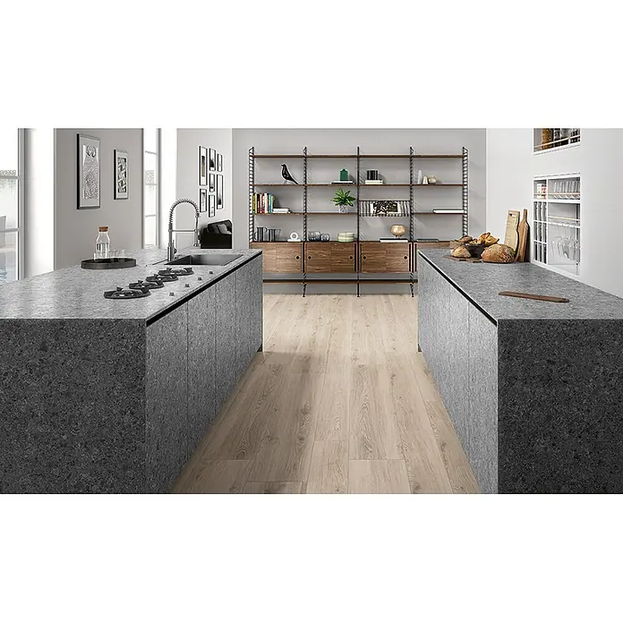Feinsteinzeug in beiger Holzoptik 20x120 - Italienische Fliesen -  - Dunkelgraue, gesprenkelte Kücheninseln mit integriertem Spülbecken und Kochfeld in moderner Küche.