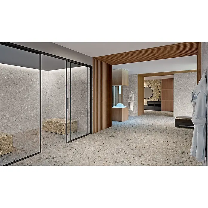 Feinsteinzeug in matter hellgrauer Steinoptik 120x120 - Ital. Fliesen -  - Hellgraue Fliesen in Terrazzo-Optik bedecken Boden und Wände eines modernen Badezimmers/Spas und schaffen ein kohärentes Design.