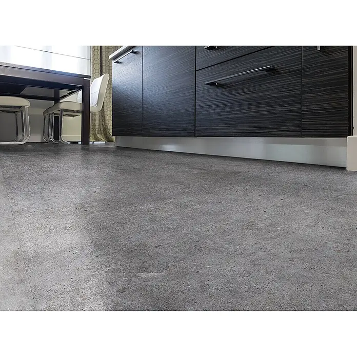 Feinsteinzeug in dunkelgrauer Betonoptik 60x60, rutschhemmend -  - Dunkelgraue, texturierte Bodenfliesen schaffen einen modernen Look in einer Küche.