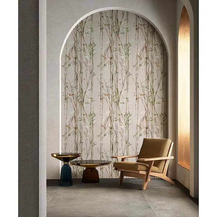 Dekorierte Wandfliese aus Feinsteinzeug 04 60x120 - Italienische Fliesen -  - Gemütlicher Innenraum mit Naturmuster-Tapete in einem Bogen, ockerfarbenem Sessel und zwei modernen Beistelltischen.