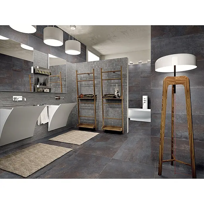 Feinsteinzeug in oxidierter schwarzer Metalloptik 80x80 - Ital. Fliesen -  - Modernes Badezimmer mit dunklen, strukturierten Fliesen, weißen skulpturalen Waschbecken und warmen Holzakzenten.