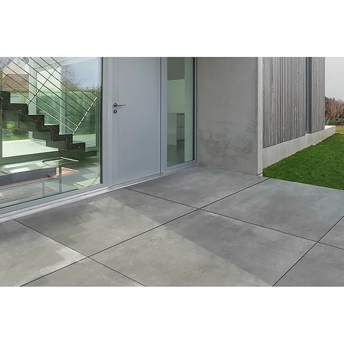 Feinsteinzeug in hellgrauer Harzoptik 60x120, rutschhemmend - Ital. Fliesen -  - Große graue Terrassenplatten bilden einen eleganten, modernen Eingangsbereich für ein zeitgenössisches Haus.