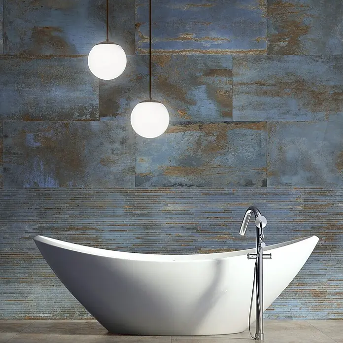 Feinsteinzeug in schwarzer Metalloptik 30x60 - Italienische Fliesen -  - Moderne weiße freistehende Badewanne in einem stilvollen Badezimmer mit blauen und braunen Wandfliesen und Kugelleuchten.