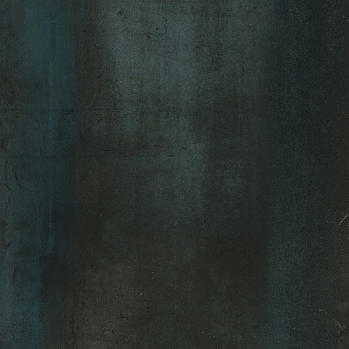 Feinsteinzeug in oxidierter grüner Metalloptik 60x60 - Italienische Fliesen -  - Dunkel petrolblaue, texturierte Oberfläche mit gealtertem, metallischem Finish.