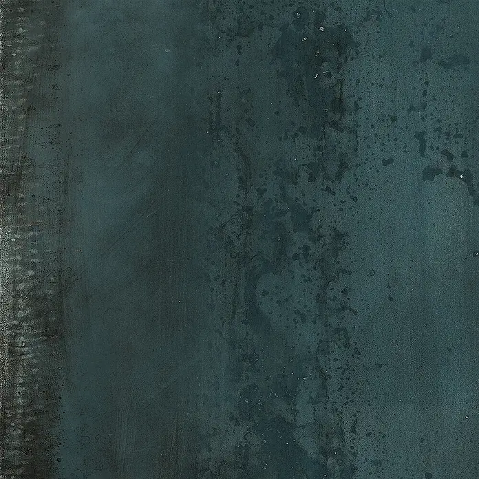 Feinsteinzeug in oxidierter grüner Metalloptik 60x60 - Italienische Fliesen -  - Texturierte dunkelblaue Oberfläche, die gealtertem oder oxidiertem Metall ähnelt, mit sichtbaren Kratzern und Flecken für einen industriellen Look.