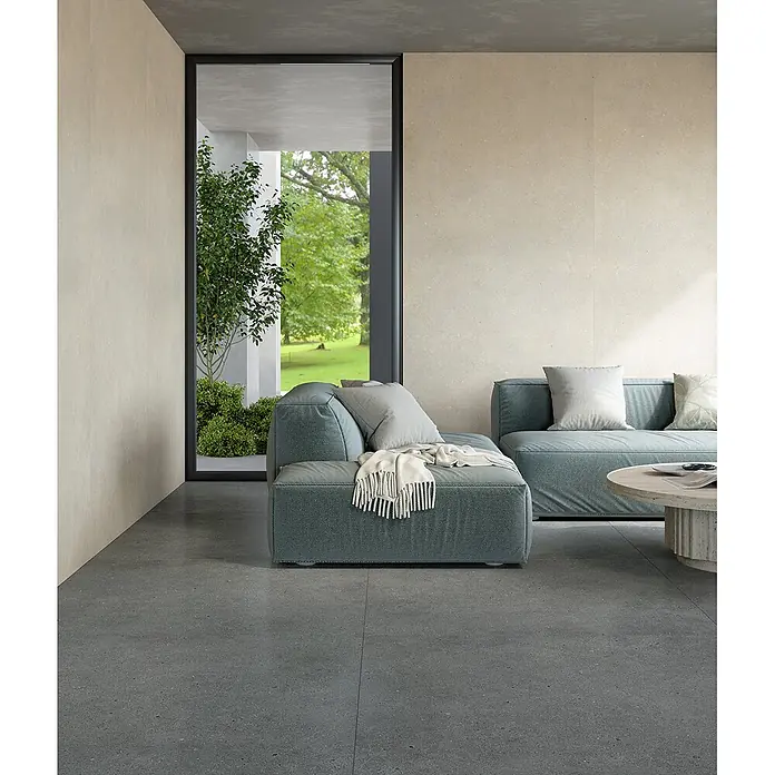 Design-Feinsteinzeug brauner matter 30x60 - Italienische Fliesen -  - Moderne graue Bodenfliesen und hellbeige Wandfliesen in einem minimalistischen Wohnzimmer mit Gartenblick.
