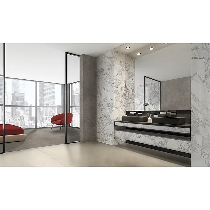 Design-Feinsteinzeug brauner matter 30x60 - Italienische Fliesen -  - Modernes Badezimmer mit weißen Marmorwänden und Doppelwaschtisch mit schwarzen Waschbecken, verbunden mit einem Raum mit Stadtblick.