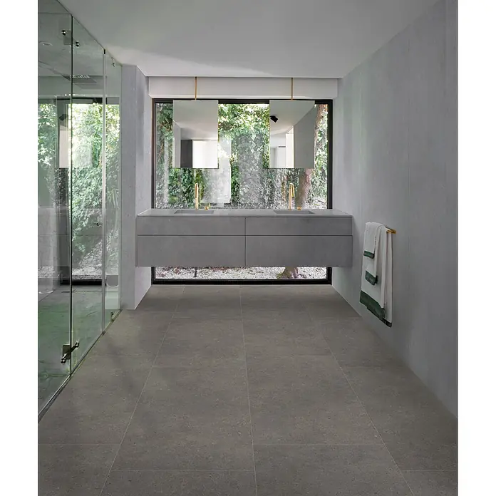 Design-Feinsteinzeug brauner matter 30x60 - Italienische Fliesen -  - Graue Großformatfliesen bedecken Boden und Wände eines modernen Badezimmers.