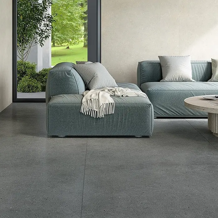 Design-Feinsteinzeug brauner matter 30x60 - Italienische Fliesen -  - Dunkelgraue, gesprenkelte Bodenfliesen bilden eine robuste und stilvolle Oberfläche in einem modernen Wohnraum.